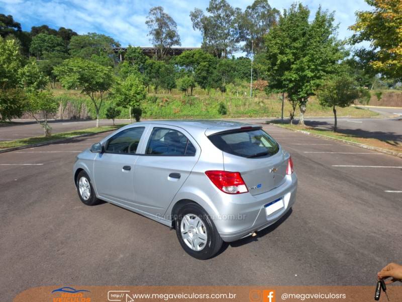 CHEVROLET - ONIX - 2017/2018 - Prata - R$ 49.900,00