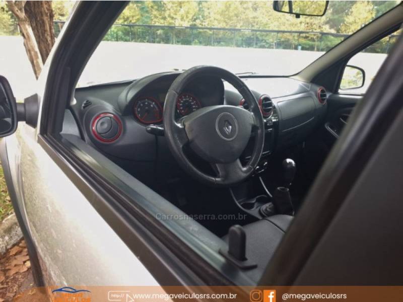 RENAULT - SANDERO - 2013/2014 - Prata - R$ 45.990,00
