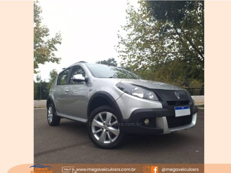 RENAULT - SANDERO - 2013/2014 - Prata - R$ 45.990,00