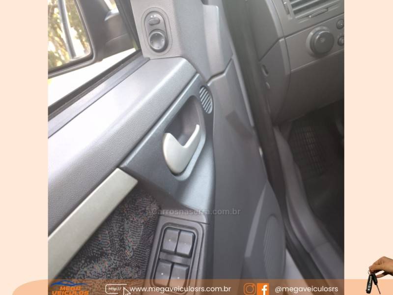 CHEVROLET - MERIVA - 2005/2005 - Prata - R$ 26.000,00