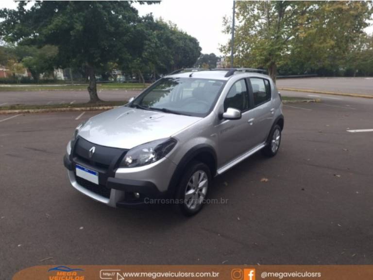 RENAULT - SANDERO - 2013/2014 - Prata - R$ 45.990,00