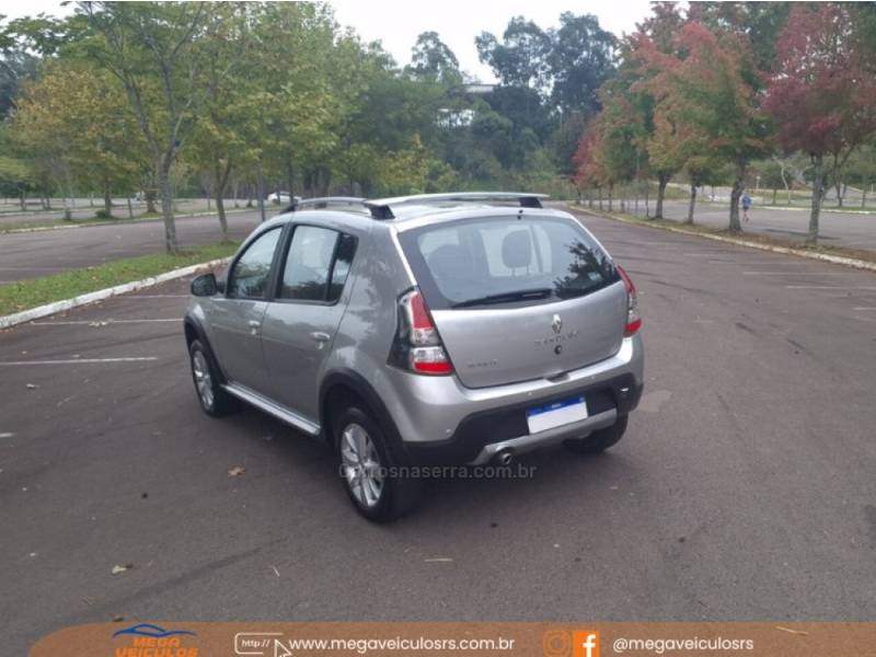RENAULT - SANDERO - 2013/2014 - Prata - R$ 45.990,00